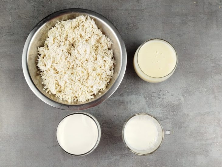 Ingredientes organizados sobre a bancada para preparar a cocada cremosa.