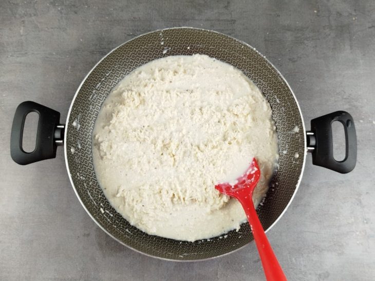 Ingredientes misturados na panela antes de ir ao fogo.