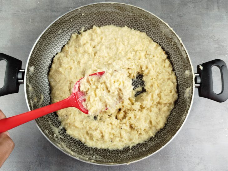 Textura cremosa da cocada no ponto correto, com lascas aparentes.