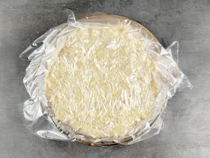 Cocada transferida para travessa de vidro ainda quente.