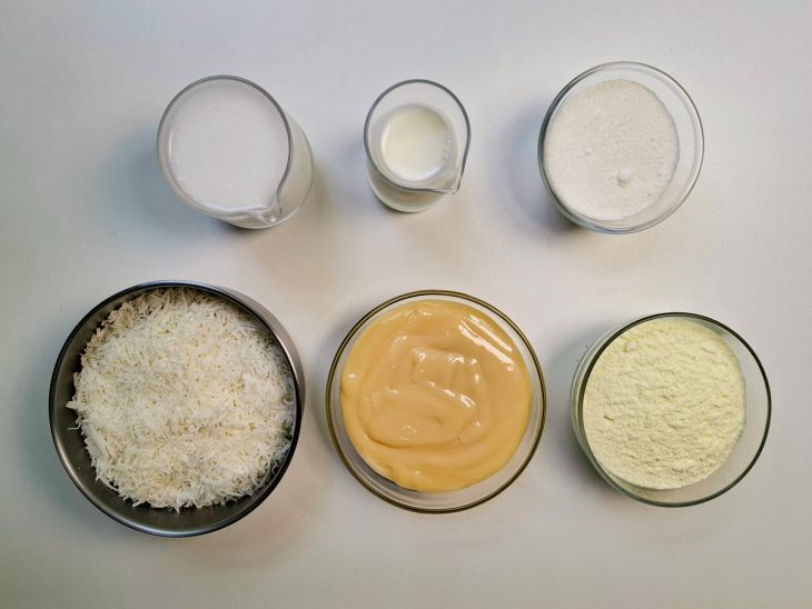 Ingredientes reunidos na bancada.