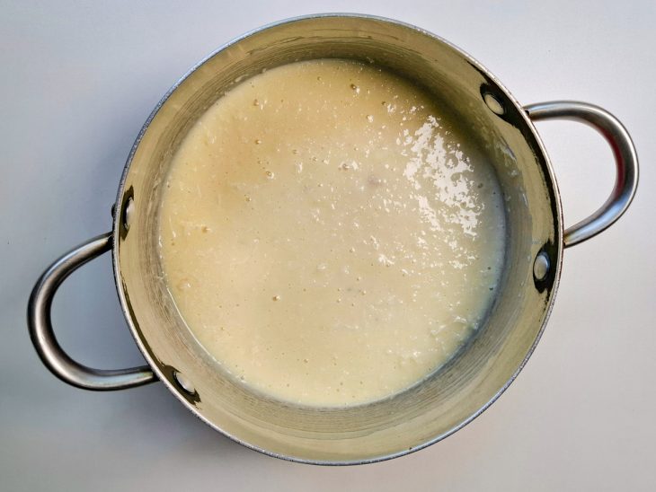 Na panela, o coco, o leite de coco, o leite condensado, o leite em pó e o açúcar.