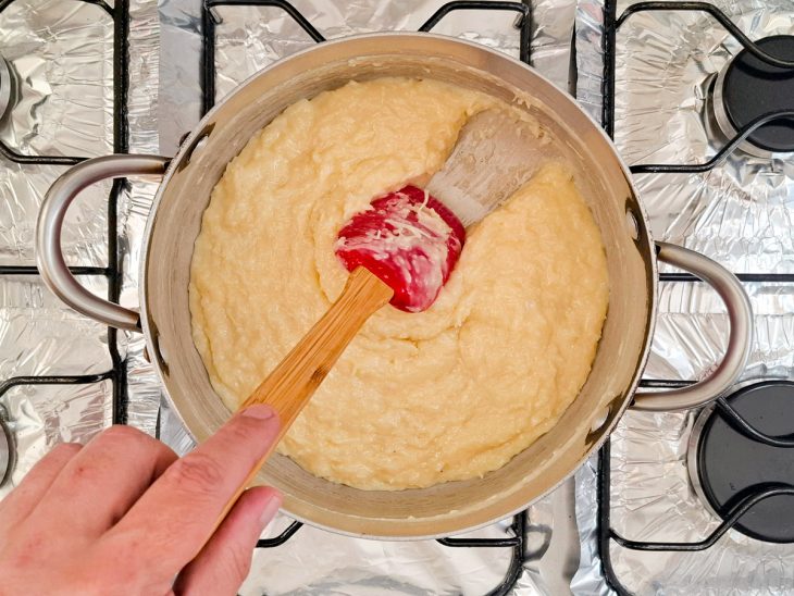 Na panela, espátula mostrando o ponto.