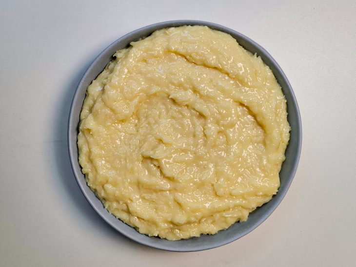 Cocada transferida para tigela.