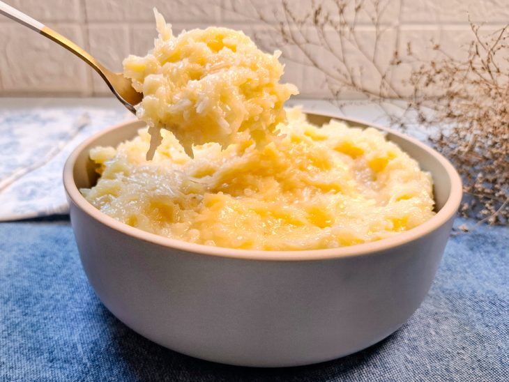 Cocada pronta, colher tirando uma porção.