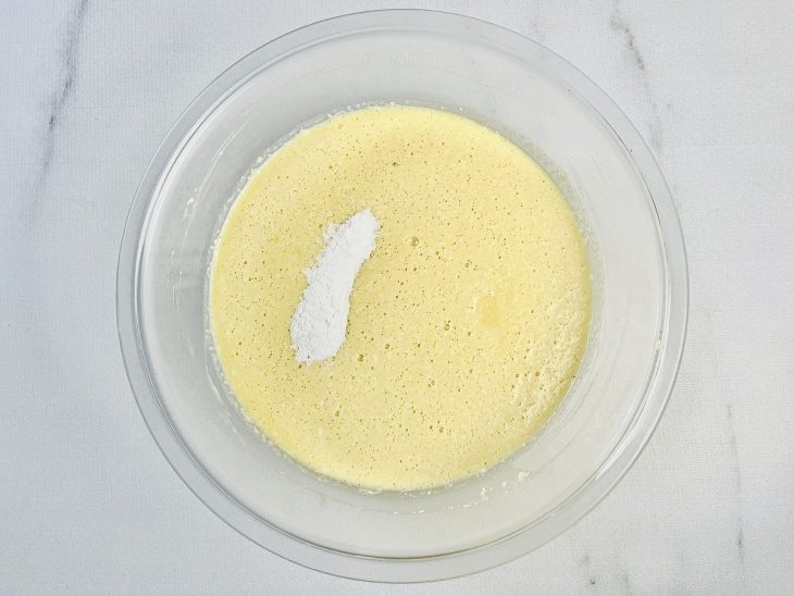 Fermento e sal adicionados a tigela com os demais ingredientes.