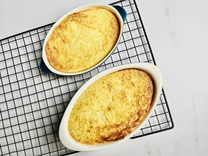 Refratários com a cocada cremosa esfriando sobre uma grade de cozinha.