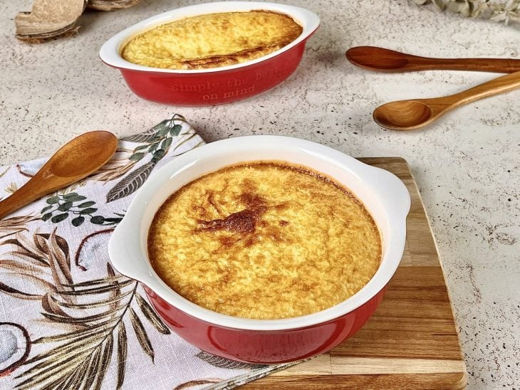 Cocada cremosa pronta para consumo em um refratário de porcelana.