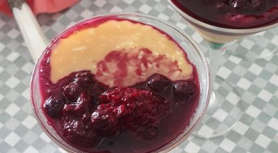 Cocada de colher com calda de frutas vermelhas