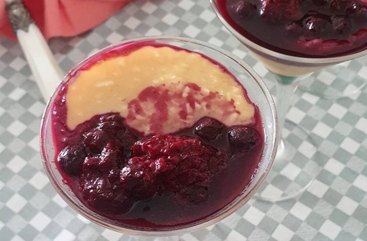 Cocada de colher com calda de frutas vermelhas