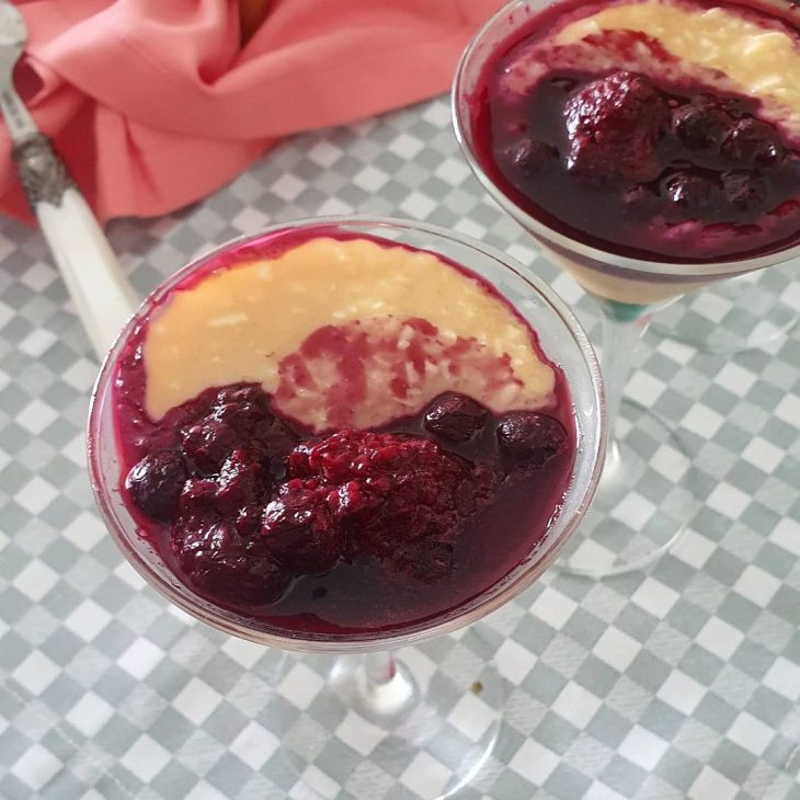 Cocada de colher com calda de frutas vermelhas