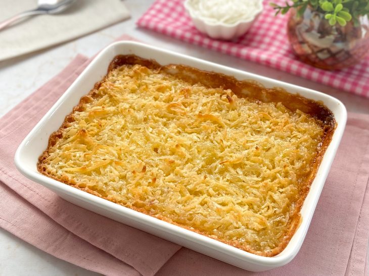 Uma travessa contendo cocada de forno.
