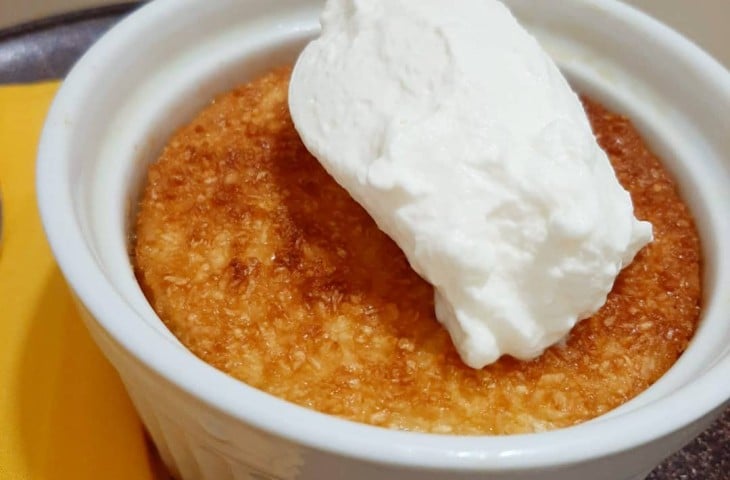 Cocada de forno com chantilly