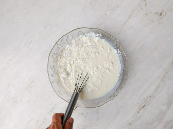 Coco ralado adicionado na mistura.