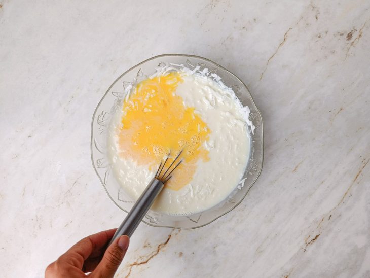 Ovos adicionados na mistura.