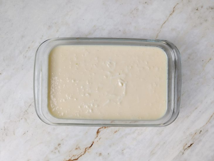 Mistura despejada na forma untada.