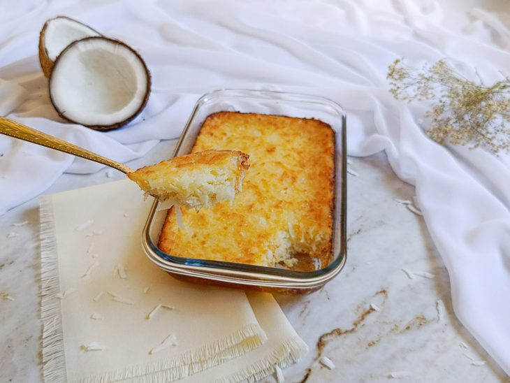 Cocada de forno com leite condensado pronta para consumo.