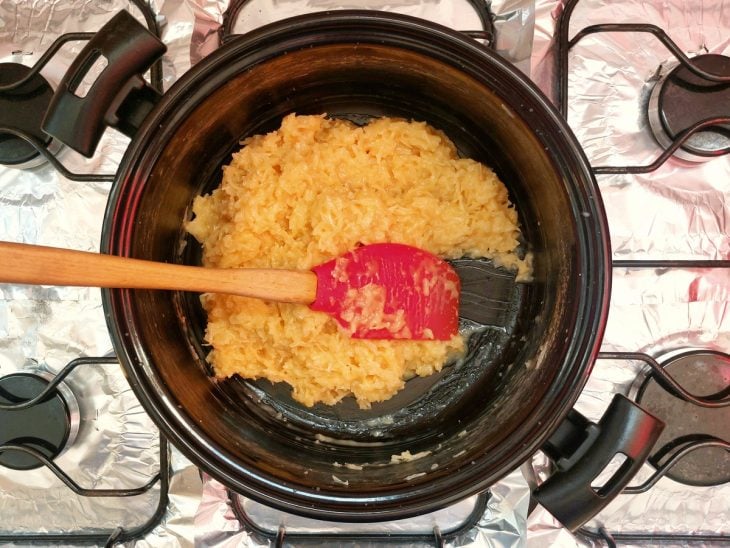 Uma panela cozinhando a mistura de leite condensado, coco ralado, açúcar e manteiga.