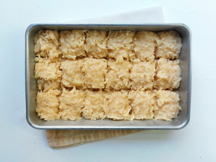 Uma forma contendo cocada de leite condensado.