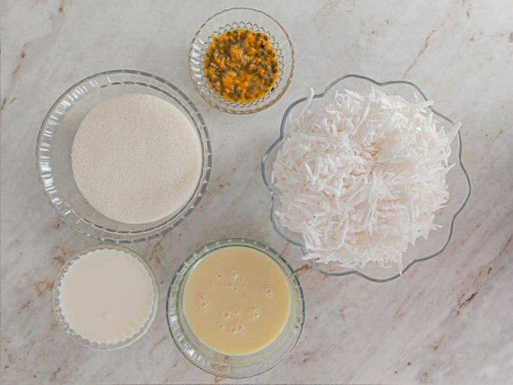 ingredientes para preparo de cocada de maracujá.