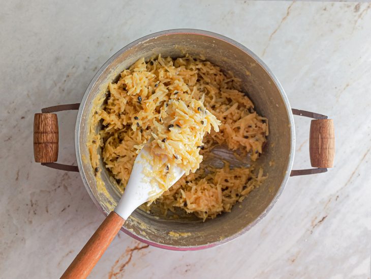 cocada de maracujá finalizada na panela.