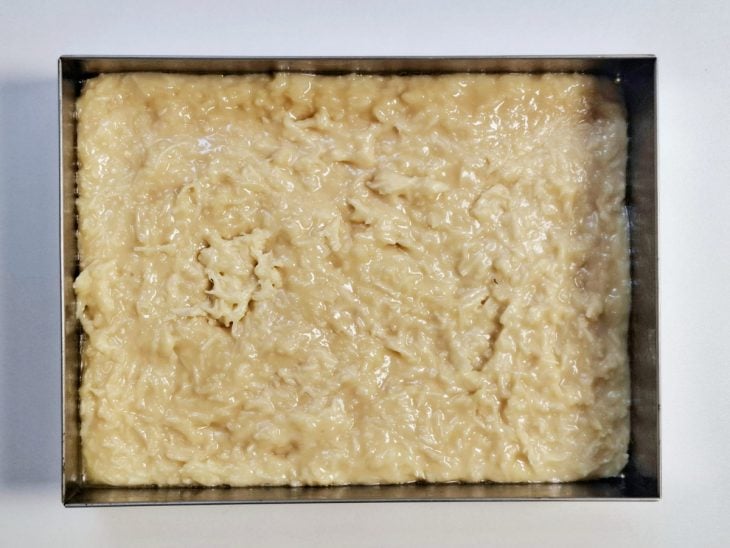 Uma forma com a mistura da cocada.
