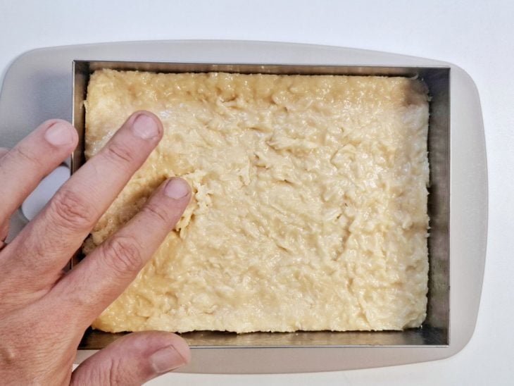 Cocada já endurecida na forma.