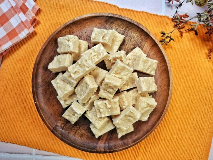 Uma tábua com cocada fácil e rápida.