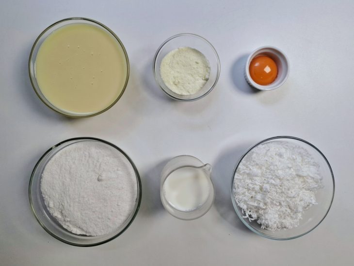 Ingredientes para a receita separados em uma bancada.
