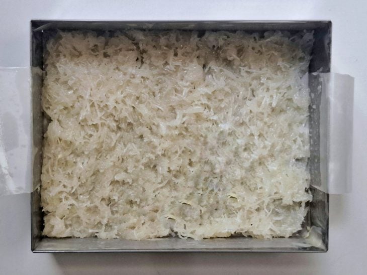 Metade da cocada despejada na forma.