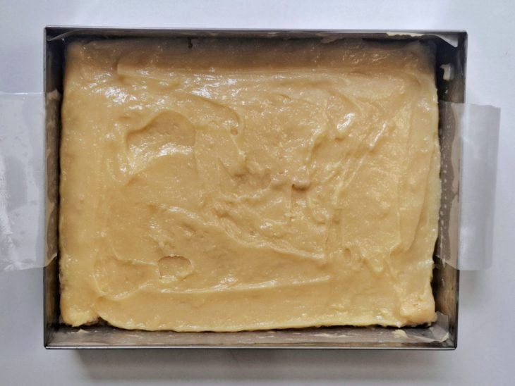 Recheio cremoso acomodado sobre a camada de cocada.