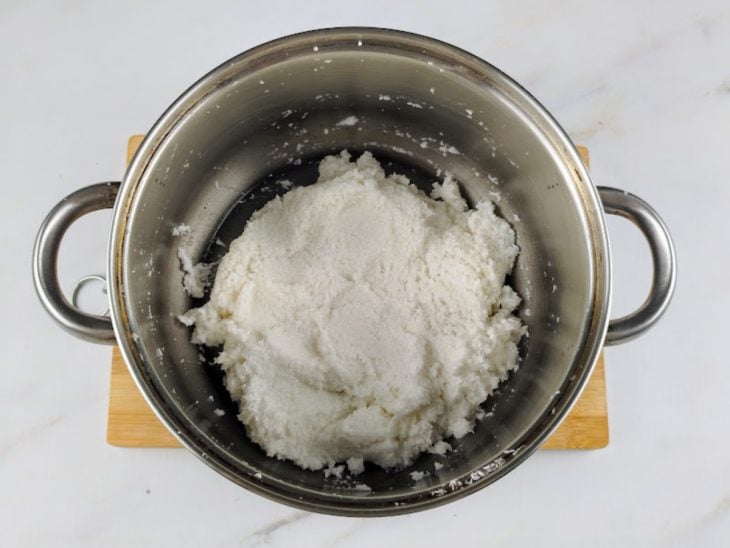Panela com a massa da cocada.