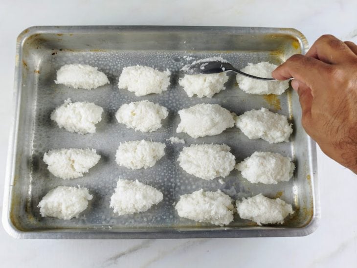 Assadeira com porções de cocada distribuídas.