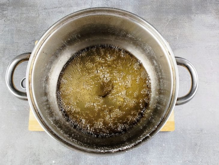 Uma panela com o caramelo.