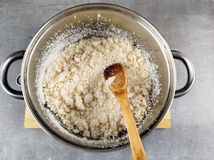 Uma panela com o caramelo e coco ralado.