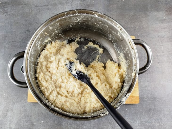 Uma panela com o caramelo, coco ralado e leite condensado.
