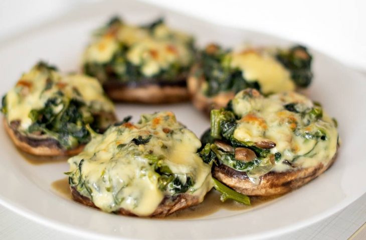 Cogumelos recheados com espinafre