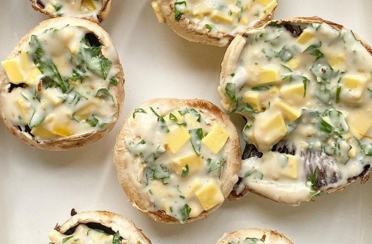 Cogumelos recheados com queijo vegetal