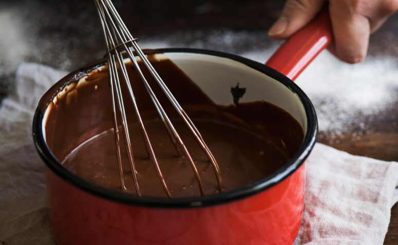 Como derreter chocolate: 5 maneiras testadas (passo a passo)