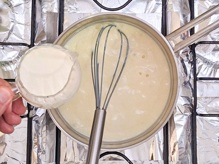 Conchigliones cozidos sendo escorridos após preparo da massa.
