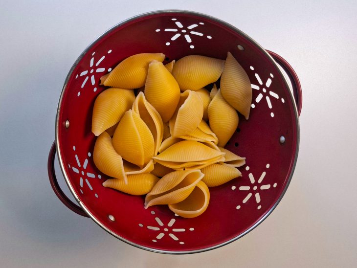 Conchigliones cozidos na tigela.