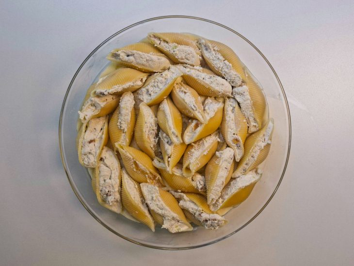 Conchigliones sendo posicionados no refratário.