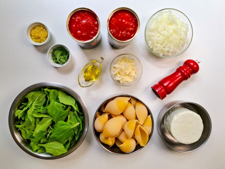 Ingredientes reunidos na bancada.