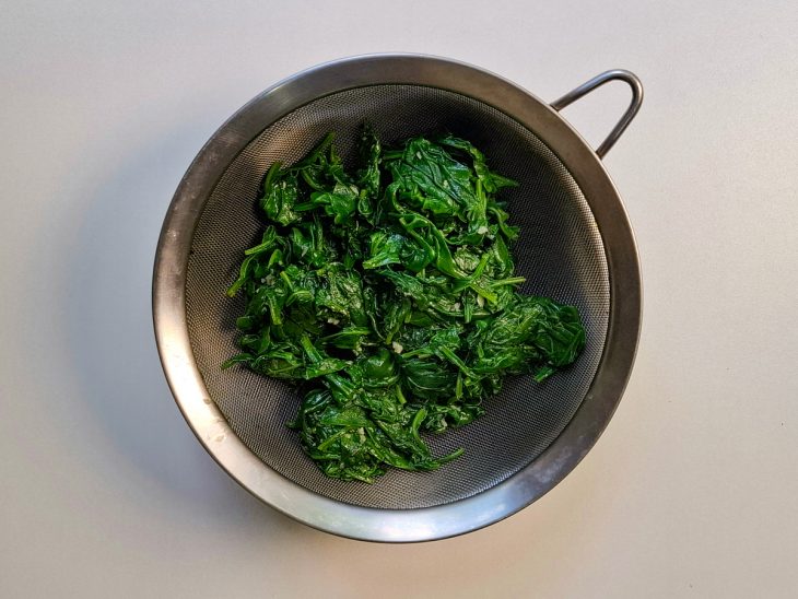Na peneira, o espinafre.