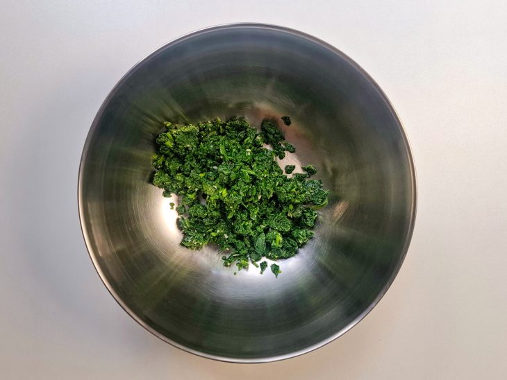 Numa tigela, o espinafre cortado finamente.