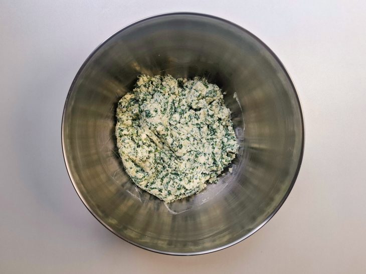 Na tigela com o espinafre, a ricota, o parmesão ralado, um fio de azeite e o sal adicionados.