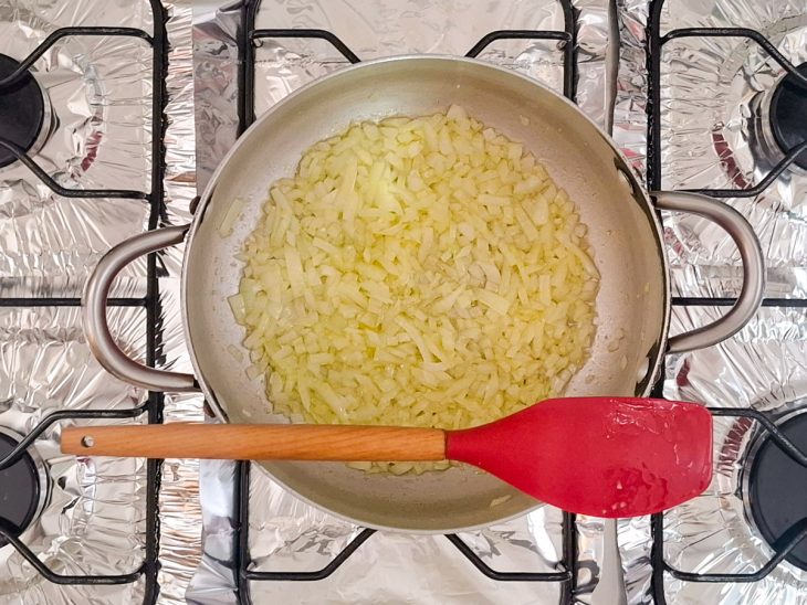 Numa panela, o azeite, o alho e a cebola.
