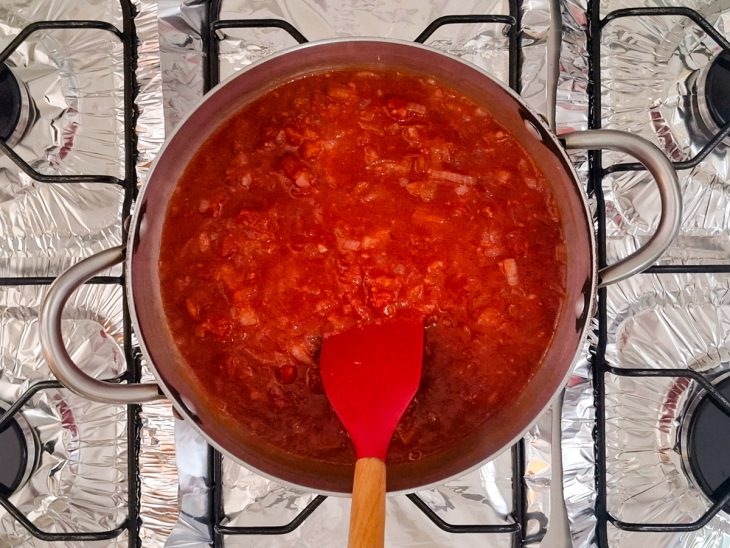 Na panela, o tomate pelado, o sal e pimenta adicionados.