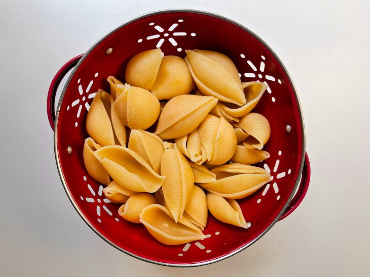 Conchiglione cozidos e reservados.