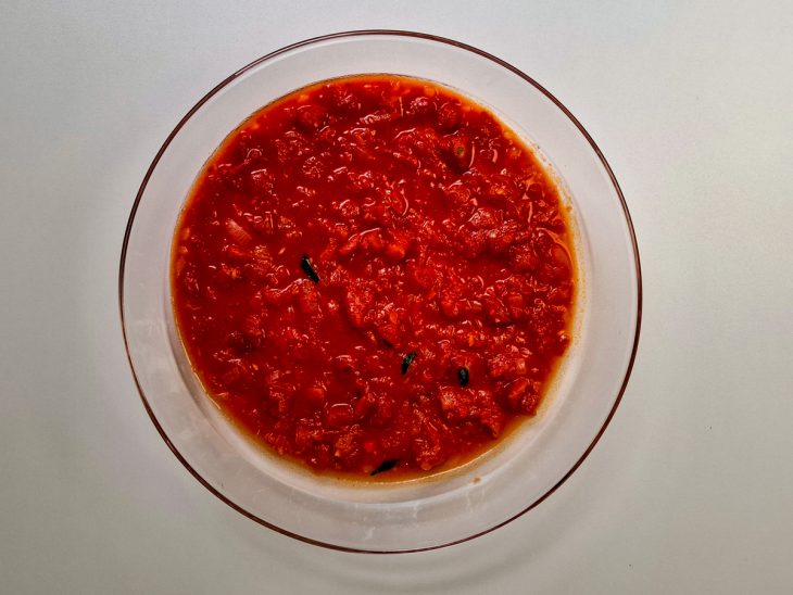 Na travessa, uma camada do molho.